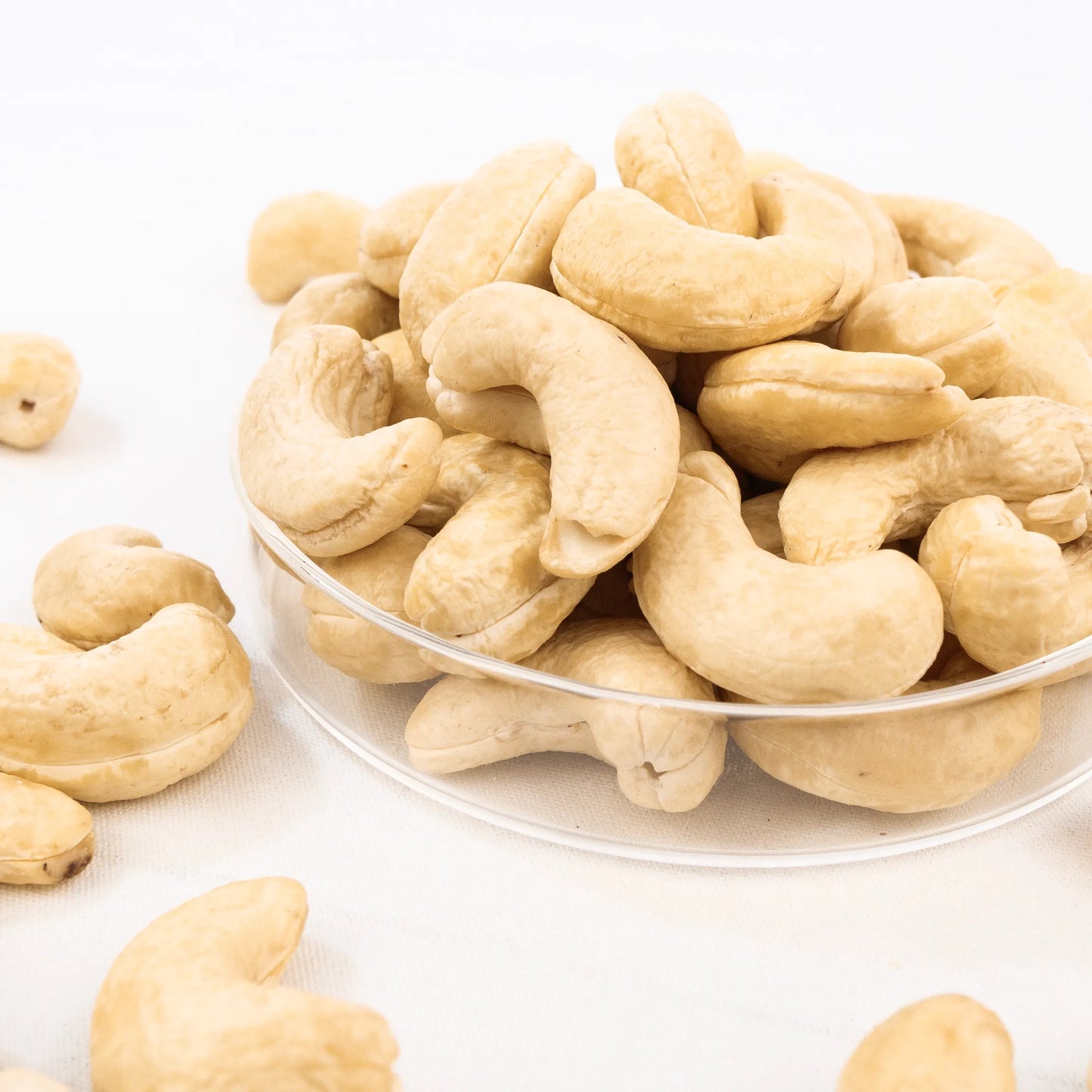 WHITE WHOLES 180 RAW CASHEW WITH NO ADDITIVES